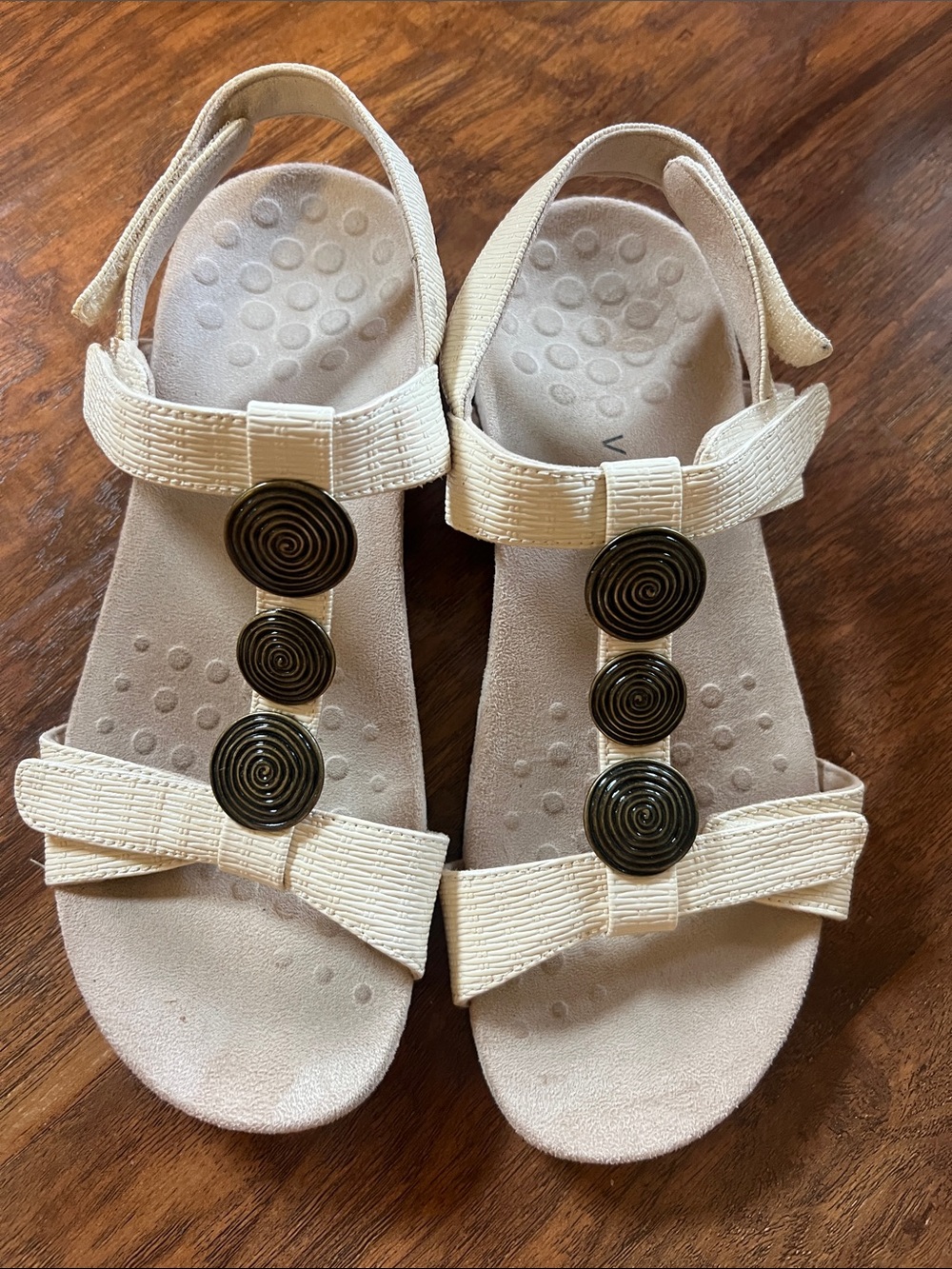 Vionic Ivory/Tan Strappy Sandals with Decorative Medallions Sz 10